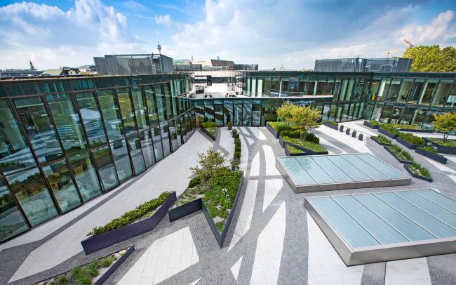 Courtyard with dynamically designed pattern and plantbeds